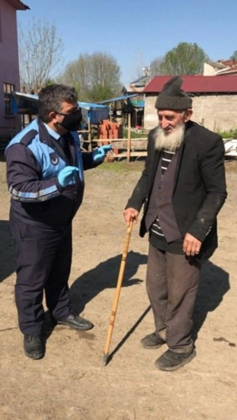 Tekkeköy merkezine inen yaşlı vatandaşı zabıta ekipleri evine bıraktı, kuralları hatırlattı - Resim 2