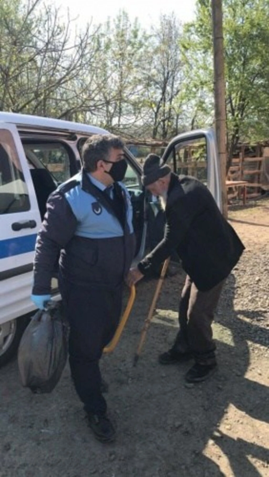 Tekkeköy merkezine inen yaşlı vatandaşı zabıta ekipleri evine bıraktı, kuralları hatırlattı - Resim 4