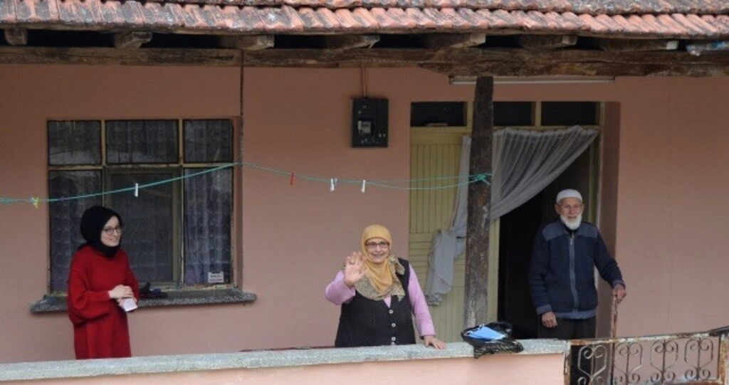 Başkan Özel, Yalnız Yaşayan Yaşlı Vatandaşları Ziyarete Devam Ediyor - Resim 3