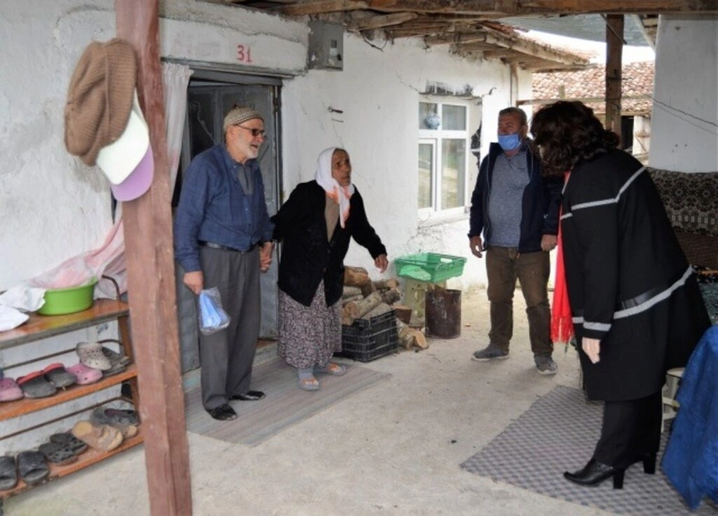 Başkan Özel, Yalnız Yaşayan Yaşlı Vatandaşları Ziyarete Devam Ediyor - Resim 4