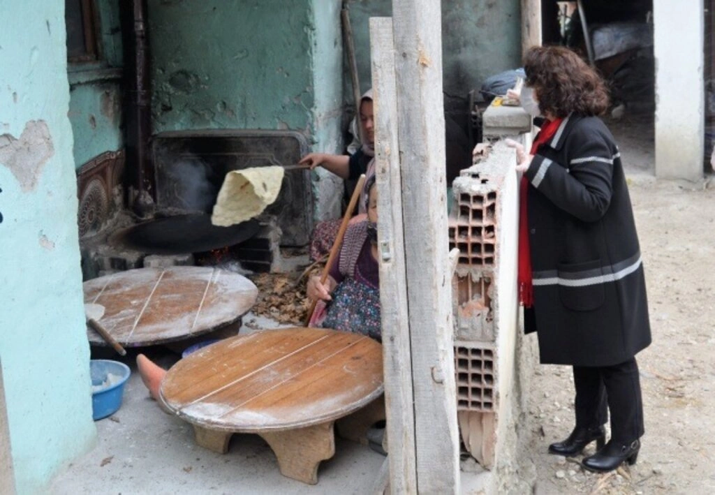 Başkan Özel, Yalnız Yaşayan Yaşlı Vatandaşları Ziyarete Devam Ediyor - Resim 6