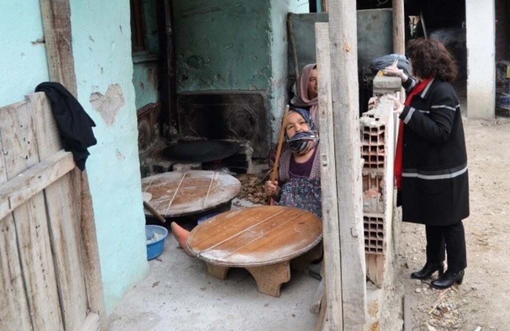 Başkan Özel, Yalnız Yaşayan Yaşlı Vatandaşları Ziyarete Devam Ediyor - Resim 10