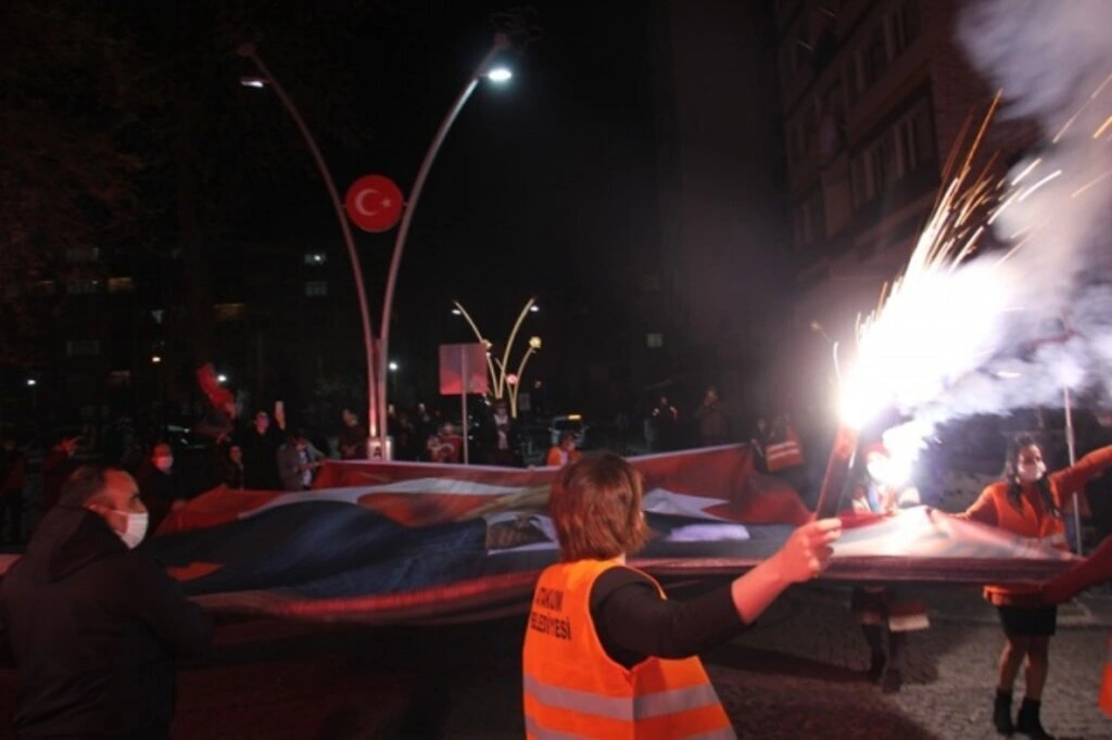 Atakum balkonlarında 23 Nisan coşkusu - Resim 4