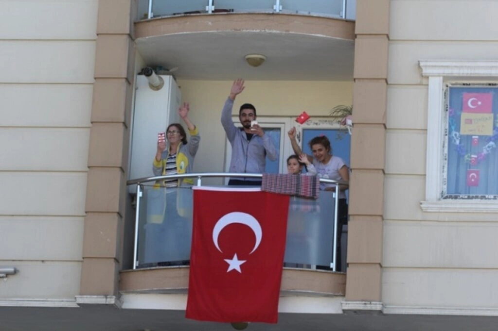 Atakum balkonlarında 23 Nisan coşkusu - Resim 7
