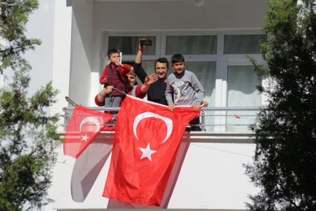 Atakum balkonlarında 23 Nisan coşkusu - Resim 8