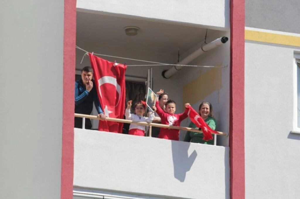 Atakum balkonlarında 23 Nisan coşkusu - Resim 12