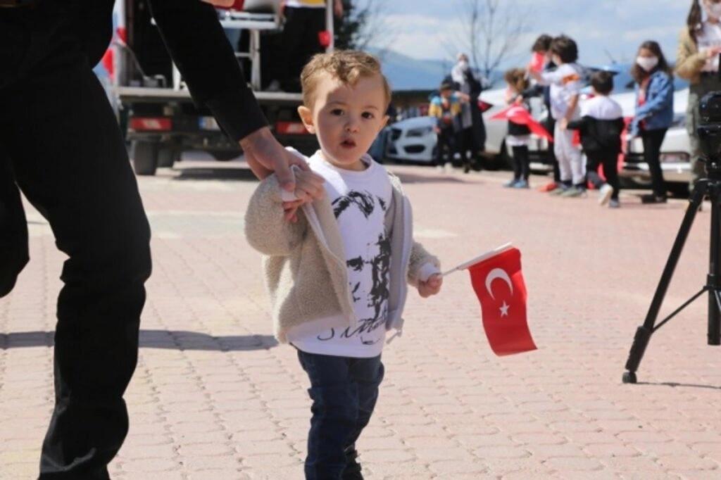 Atakum balkonlarında 23 Nisan coşkusu - Resim 13