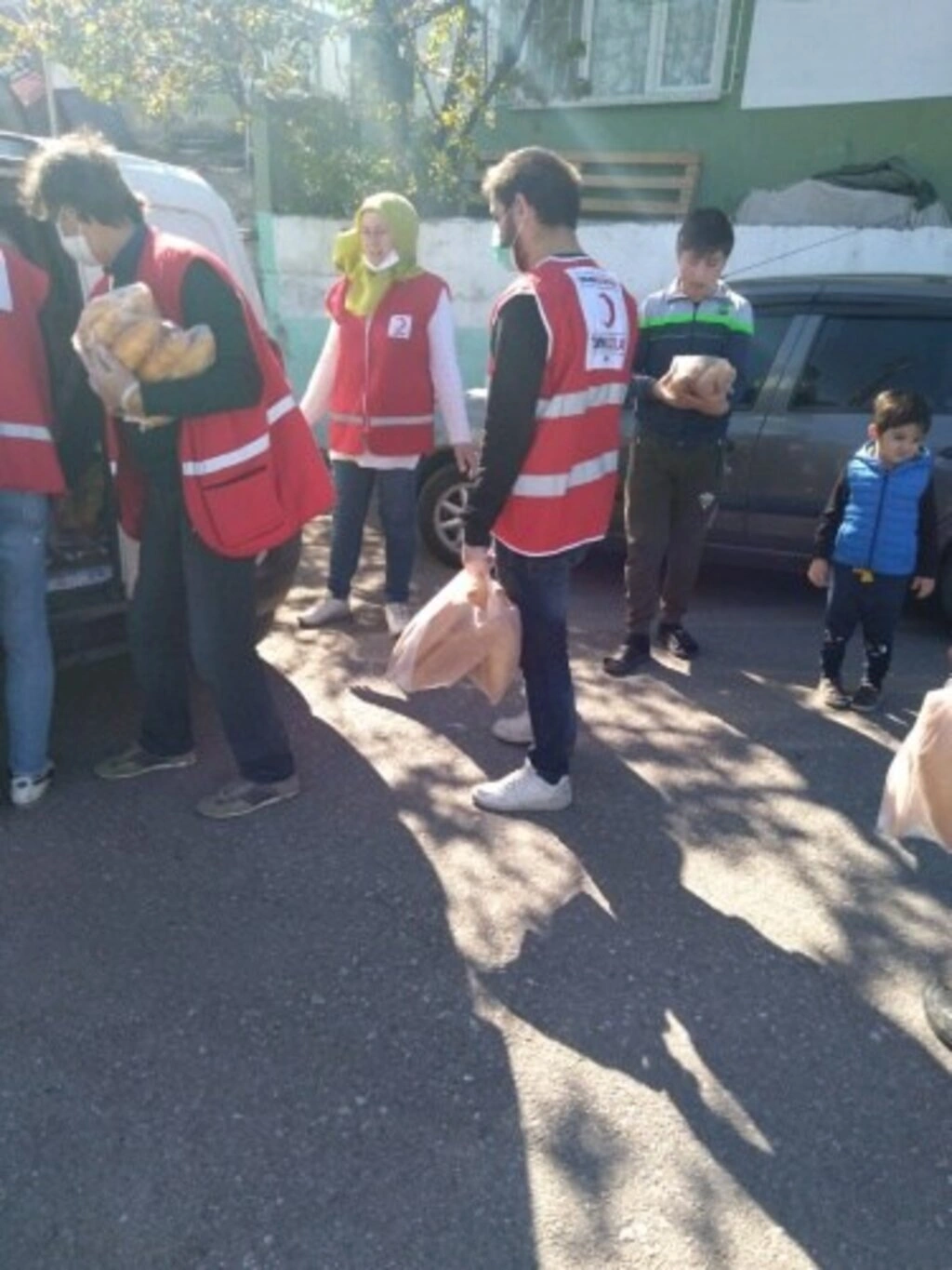 Türk Kızılayı Canik Şubesi ekmek dağıttı - Resim 1