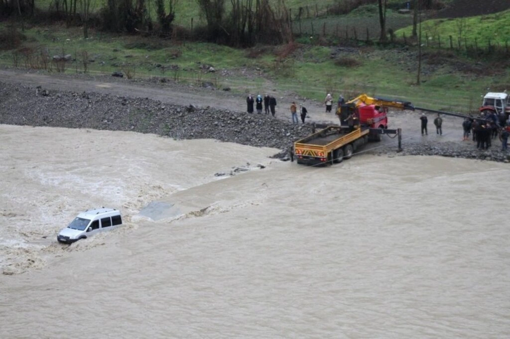 Çarşamba ilçesinde Abdal Irmağı üzerindeki beton yoldan karşıya geçmeye çalışan kamyonet, menfezlerin çökmesi sonucu su içinde mahsur kaldı. - Resim 1