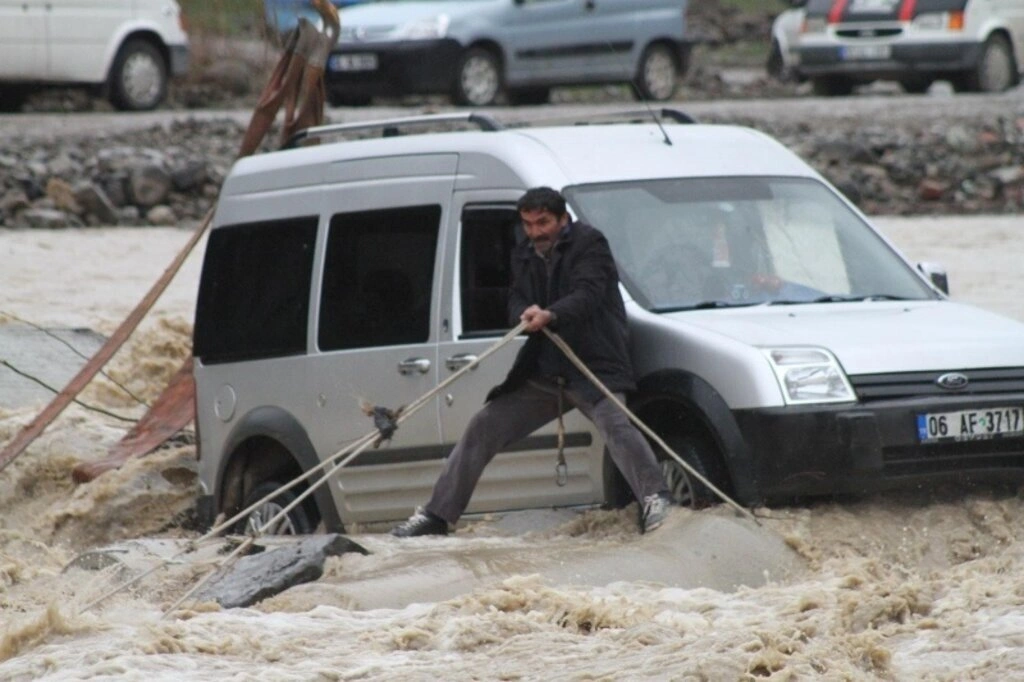 Çarşamba ilçesinde Abdal Irmağı üzerindeki beton yoldan karşıya geçmeye çalışan kamyonet, menfezlerin çökmesi sonucu su içinde mahsur kaldı. - Resim 2
