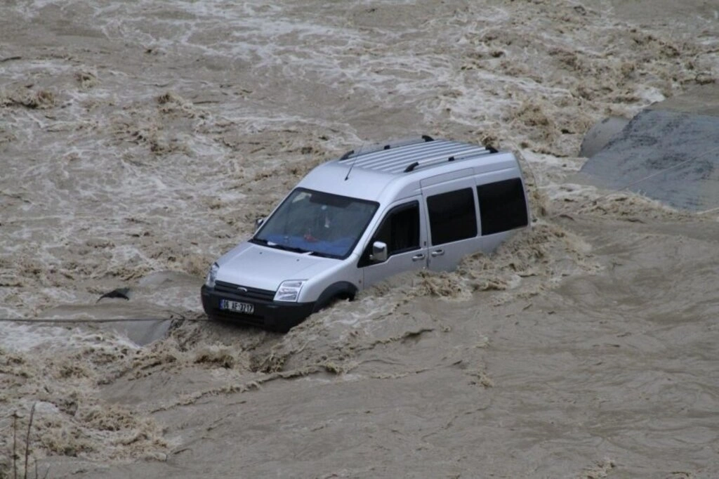 Çarşamba ilçesinde Abdal Irmağı üzerindeki beton yoldan karşıya geçmeye çalışan kamyonet, menfezlerin çökmesi sonucu su içinde mahsur kaldı. - Resim 3