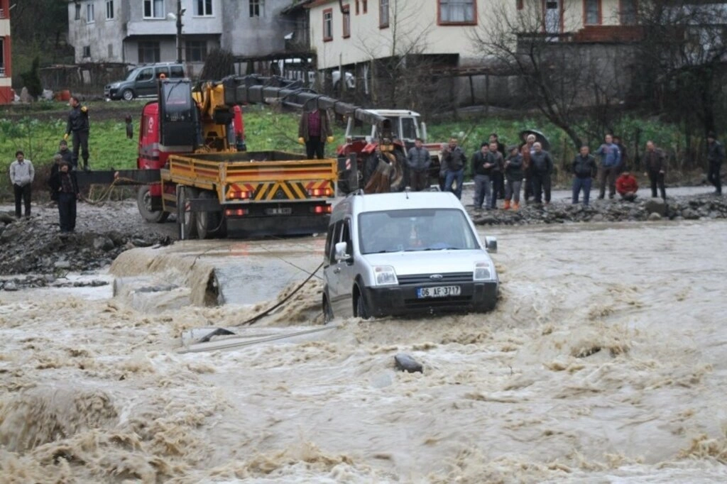 Çarşamba ilçesinde Abdal Irmağı üzerindeki beton yoldan karşıya geçmeye çalışan kamyonet, menfezlerin çökmesi sonucu su içinde mahsur kaldı. - Resim 4