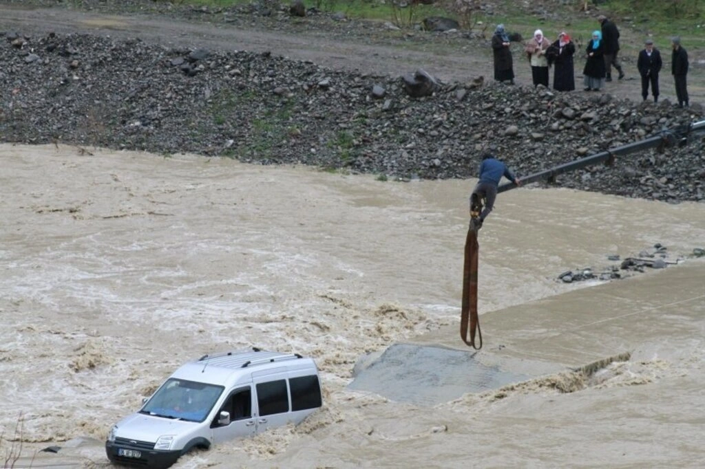 Çarşamba ilçesinde Abdal Irmağı üzerindeki beton yoldan karşıya geçmeye çalışan kamyonet, menfezlerin çökmesi sonucu su içinde mahsur kaldı. - Resim 5