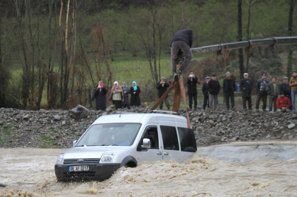 Çarşamba ilçesinde Abdal Irmağı üzerindeki beton yoldan karşıya geçmeye çalışan kamyonet, menfezlerin çökmesi sonucu su içinde mahsur kaldı. - Resim 6