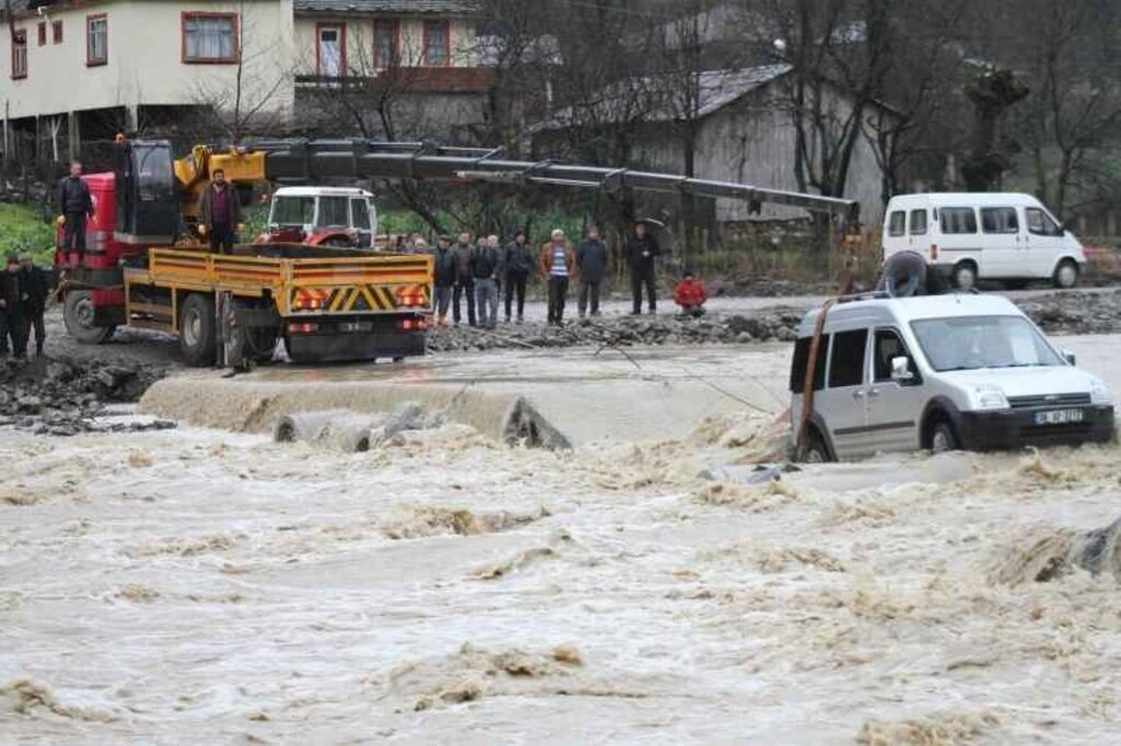 Çarşamba ilçesinde Abdal Irmağı üzerindeki beton yoldan karşıya geçmeye çalışan kamyonet, menfezlerin çökmesi sonucu su içinde mahsur kaldı. - Resim 7