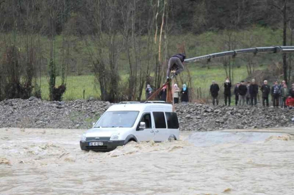 Çarşamba ilçesinde Abdal Irmağı üzerindeki beton yoldan karşıya geçmeye çalışan kamyonet, menfezlerin çökmesi sonucu su içinde mahsur kaldı. - Resim 9