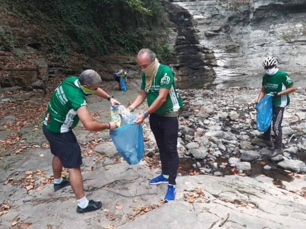 Ekolojik Yaşam Bisiklet Derneği üyeleri Kabaceviz Şelaleleri'nde temizlik yaptı - Resim 2