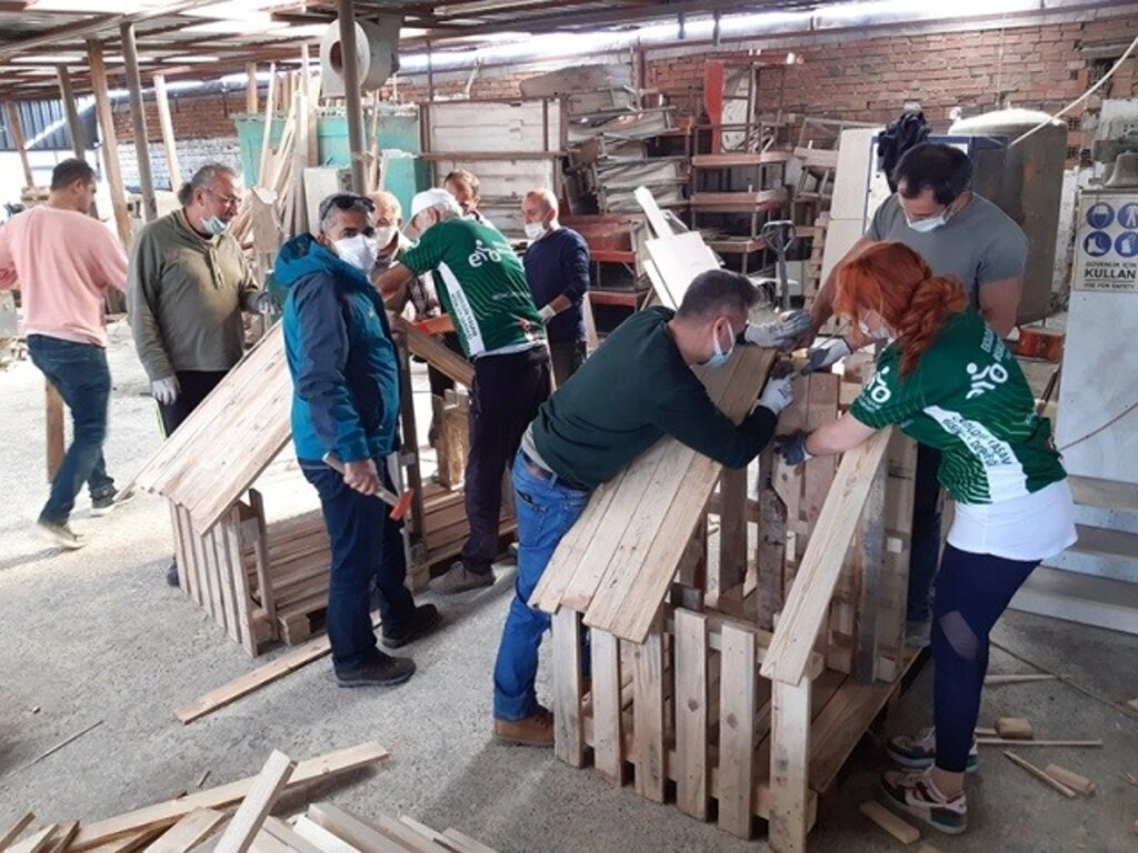 EKOBİD sokak hayvanlarına kulübe inşa ediyor - Resim 2