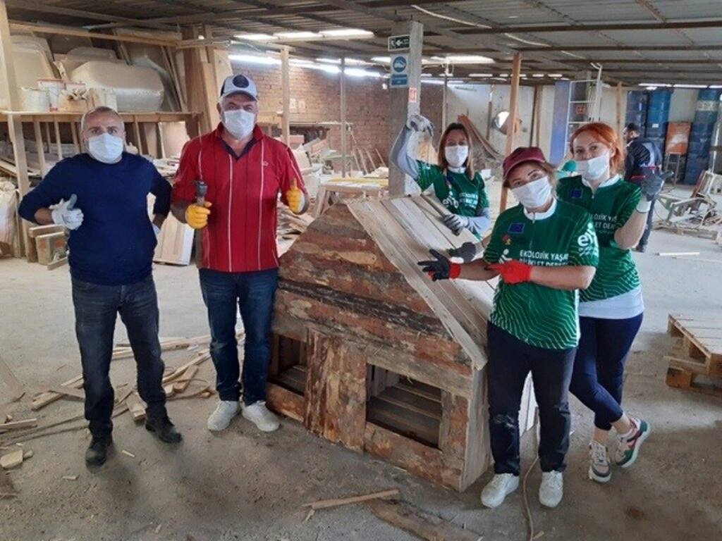 EKOBİD sokak hayvanlarına kulübe inşa ediyor - Resim 3
