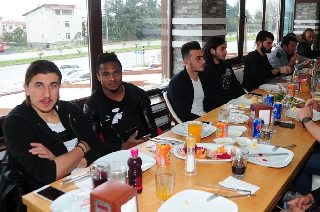 Samsunsporlu oyunculara moral yemeği - Resim 1
