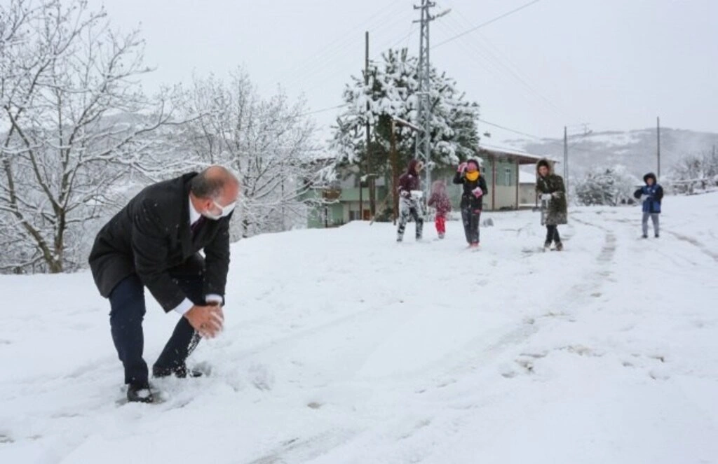 Canikli çocukların kartopu keyfi - Resim 1