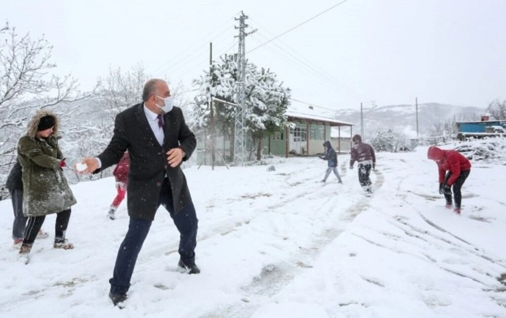 Canikli çocukların kartopu keyfi - Resim 4