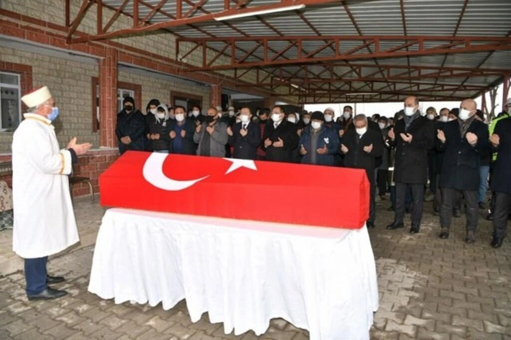 Uzman Çavuş Emre Duman son yolculuğuna uğurlandı - Resim 3