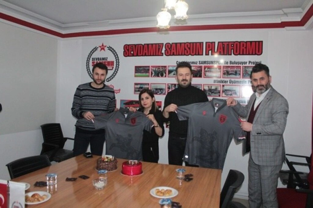 Esen Koç ve Recep Can Kutbay'a Doğum günü hediyesi Samsunspor forması - Resim 1