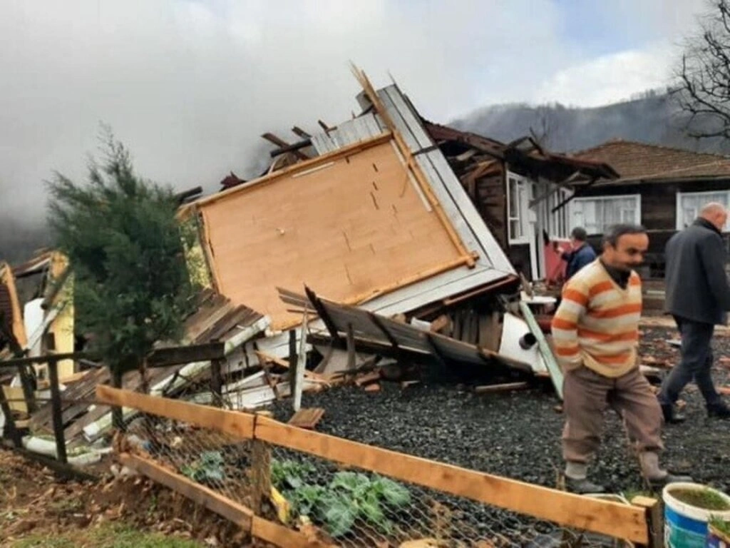 Çarşamba Kestanepınar Mahallesi'nde evlerin çatısı yıkıldı - Resim 1