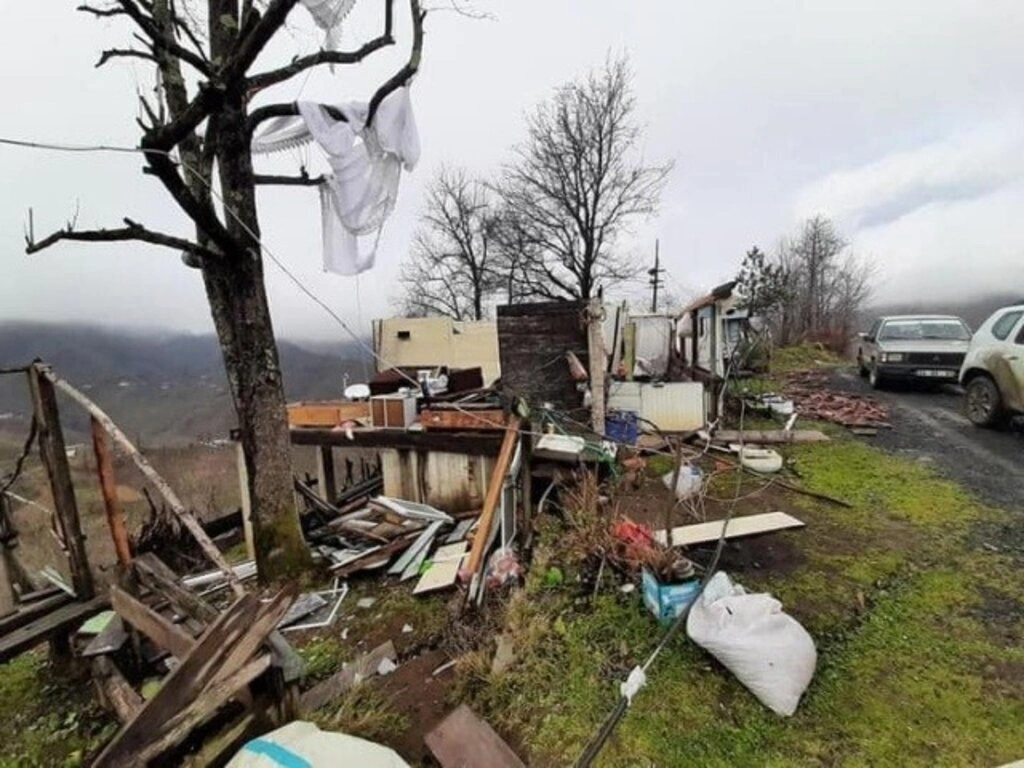 Çarşamba Kestanepınar Mahallesi'nde evlerin çatısı yıkıldı - Resim 2