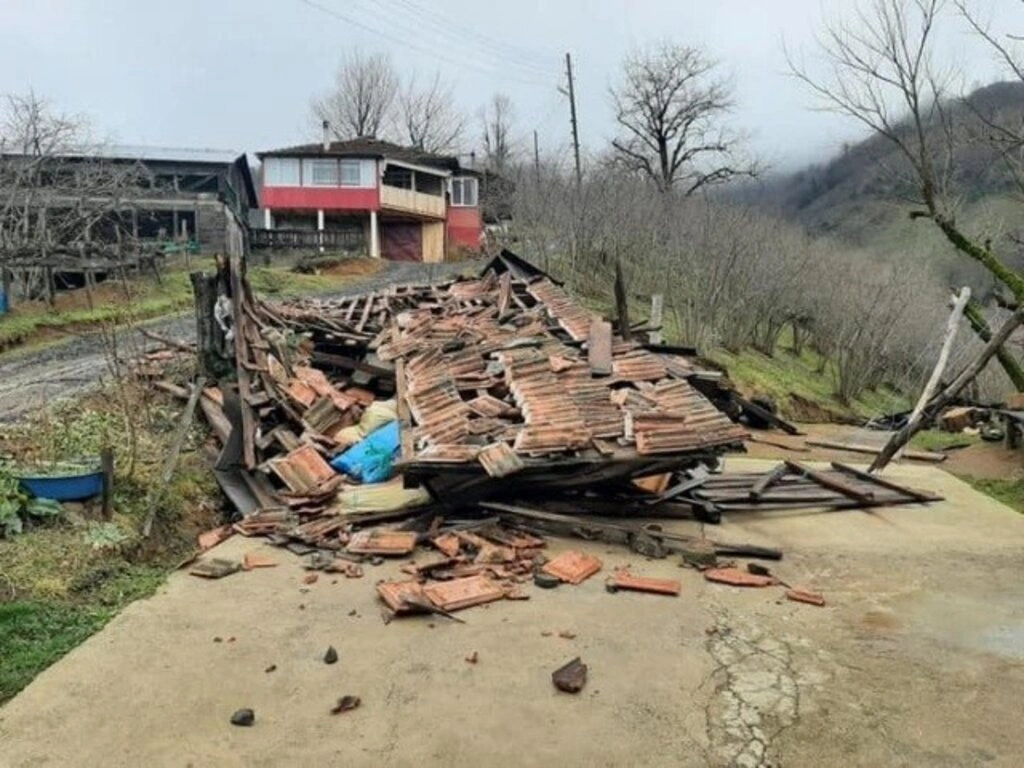 Çarşamba Kestanepınar Mahallesi'nde evlerin çatısı yıkıldı - Resim 4
