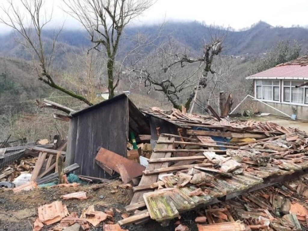 Çarşamba Kestanepınar Mahallesi'nde evlerin çatısı yıkıldı - Resim 6