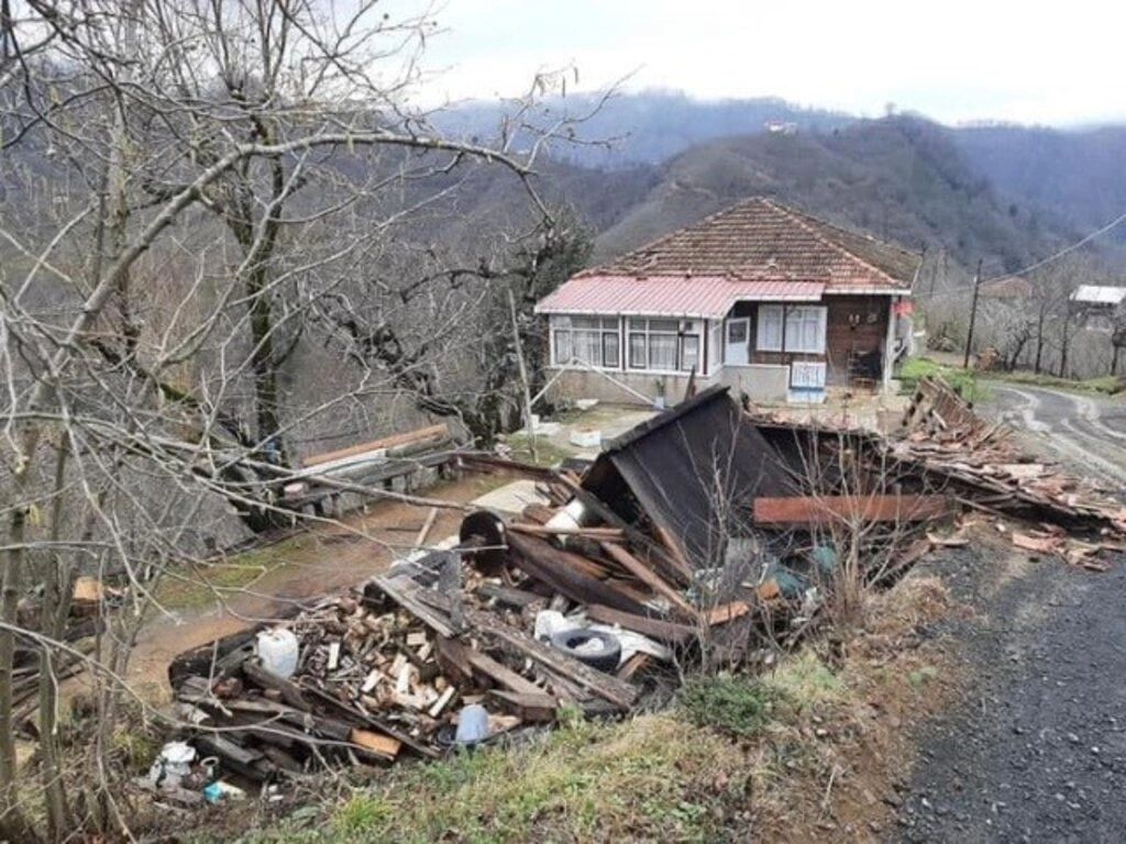 Çarşamba Kestanepınar Mahallesi'nde evlerin çatısı yıkıldı - Resim 9