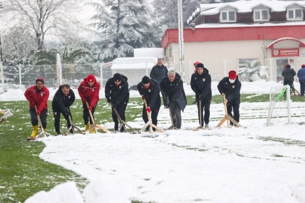 Samsunspor'da kar temizliği, Sağlam'da yardım etti - Resim 1