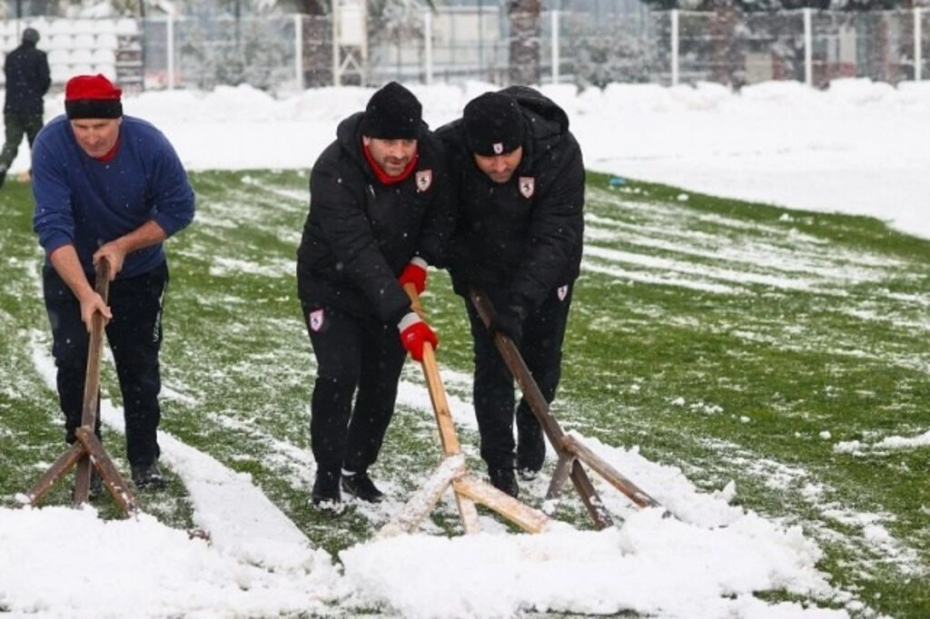 Samsunspor'da kar temizliği, Sağlam'da yardım etti - Resim 2