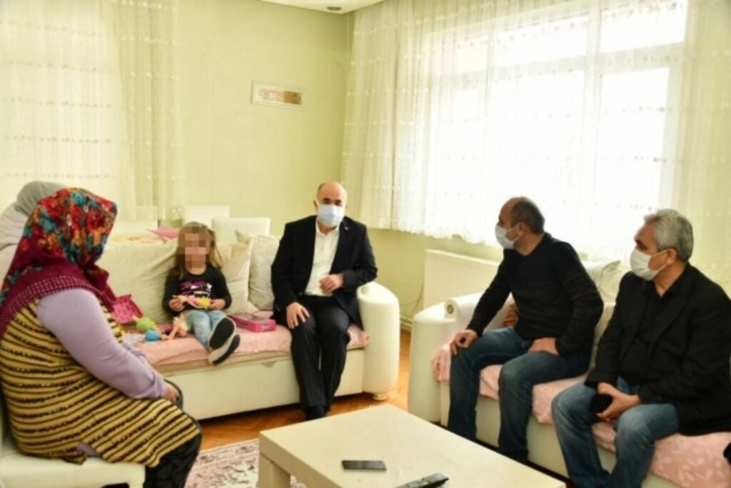 Gözü önünde annesi dövülen küçük kızın son durumu? Vali Dağlı ziyaret etti - Resim 3