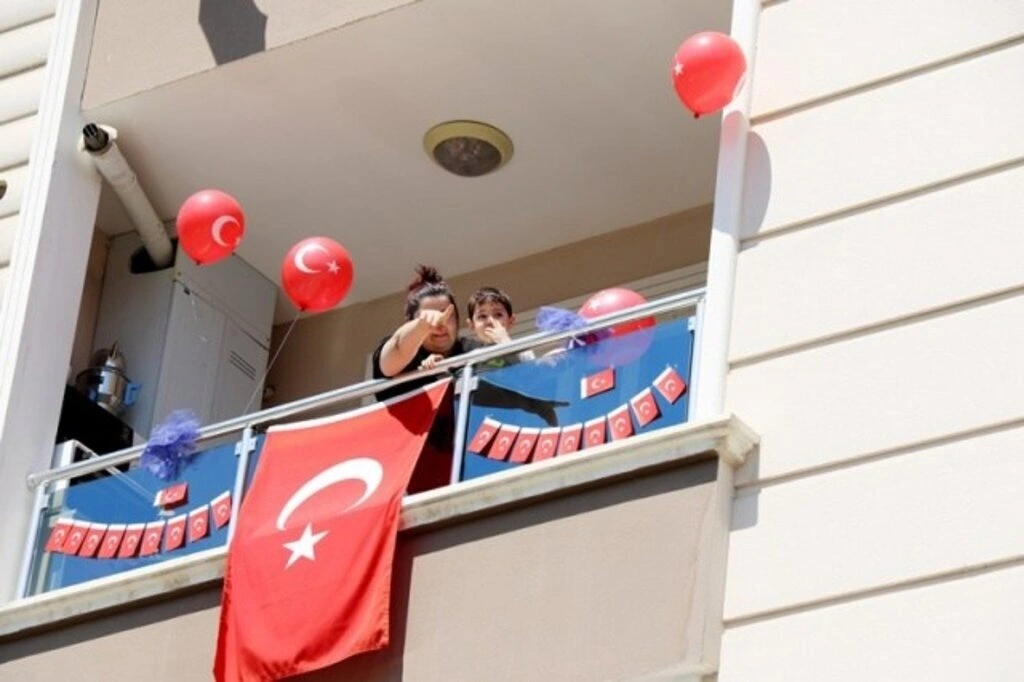 Atakum sokaklarında 23 Nisan sevinci, çocuklar balkonlardan kutladı - Resim 2