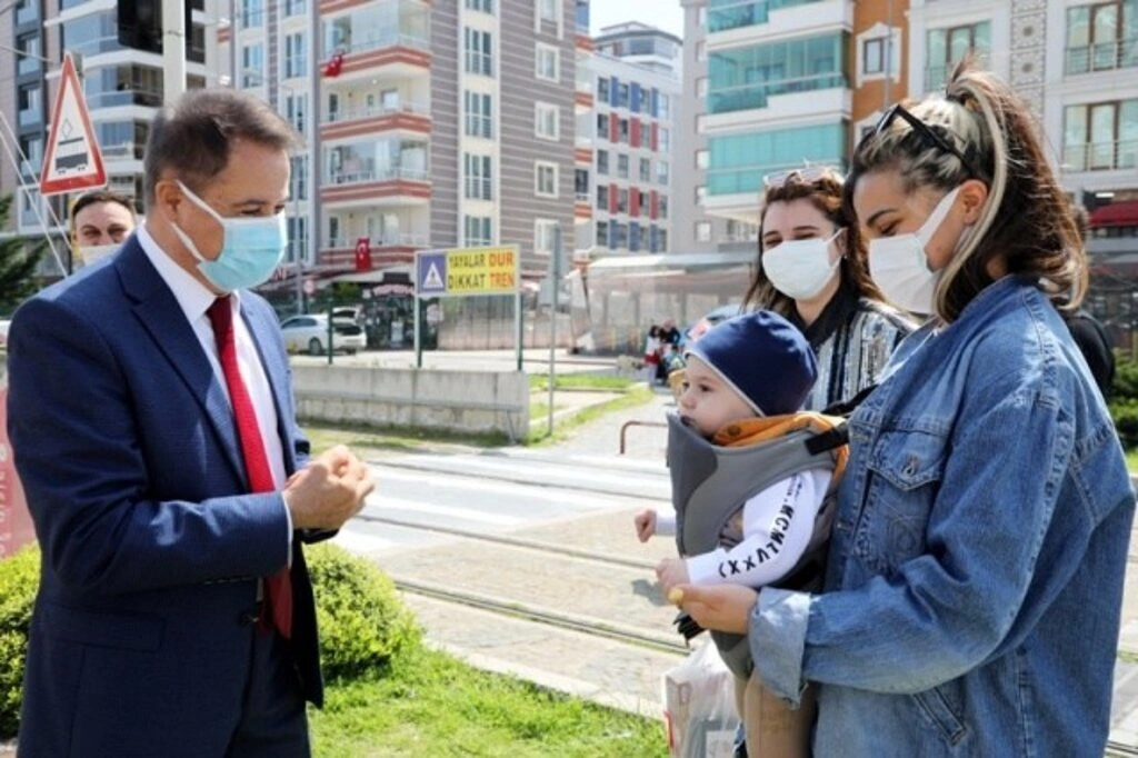 Atakum sokaklarında 23 Nisan sevinci, çocuklar balkonlardan kutladı - Resim 3