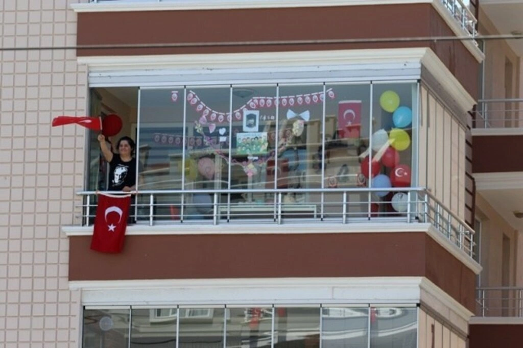 Atakum sokaklarında 23 Nisan sevinci, çocuklar balkonlardan kutladı - Resim 6