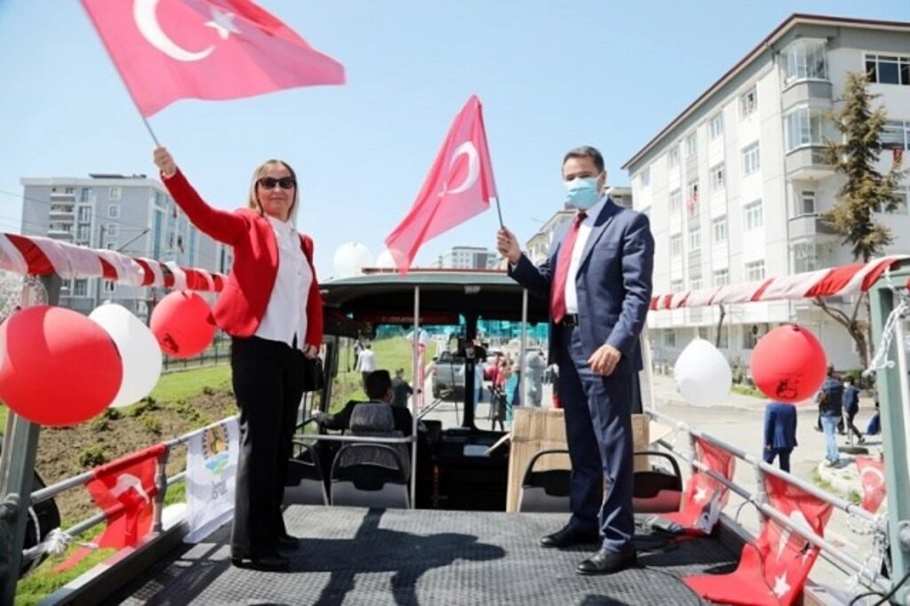 Atakum sokaklarında 23 Nisan sevinci, çocuklar balkonlardan kutladı - Resim 7