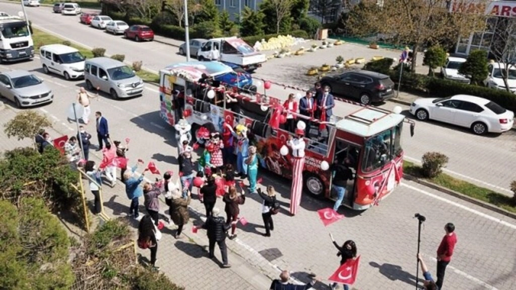 Atakum sokaklarında 23 Nisan sevinci, çocuklar balkonlardan kutladı - Resim 8