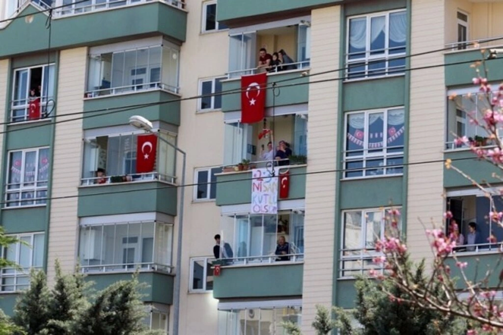 Atakum sokaklarında 23 Nisan sevinci, çocuklar balkonlardan kutladı - Resim 9