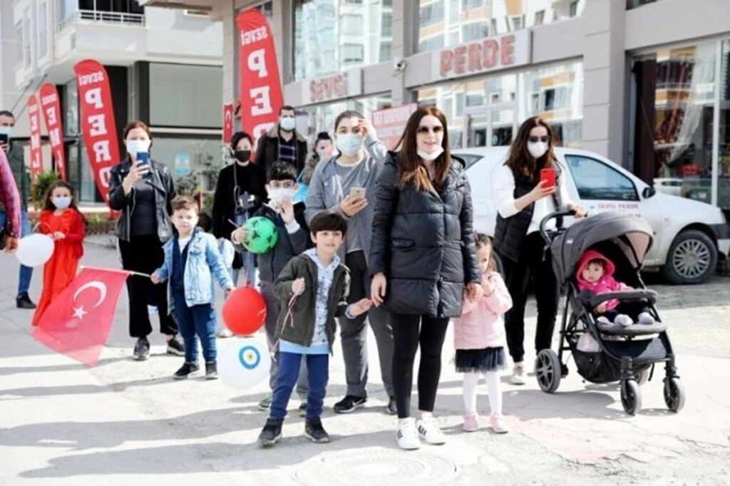 Atakum sokaklarında 23 Nisan sevinci, çocuklar balkonlardan kutladı - Resim 10