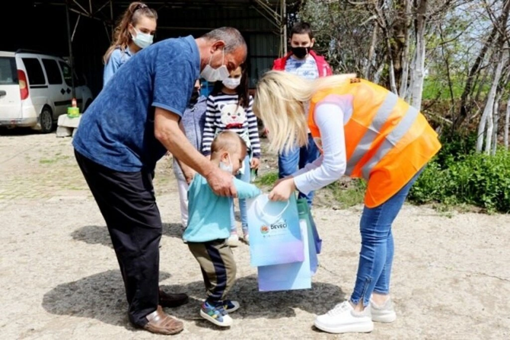 Atakum sokaklarında 23 Nisan sevinci, çocuklar balkonlardan kutladı - Resim 11
