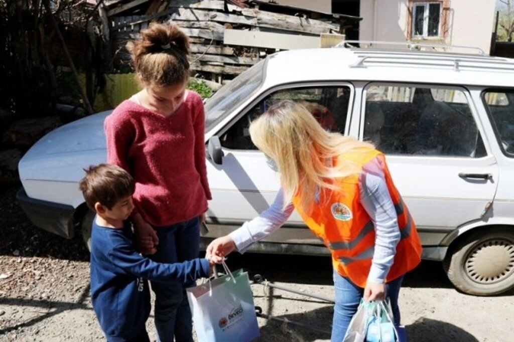 Atakum sokaklarında 23 Nisan sevinci, çocuklar balkonlardan kutladı - Resim 12