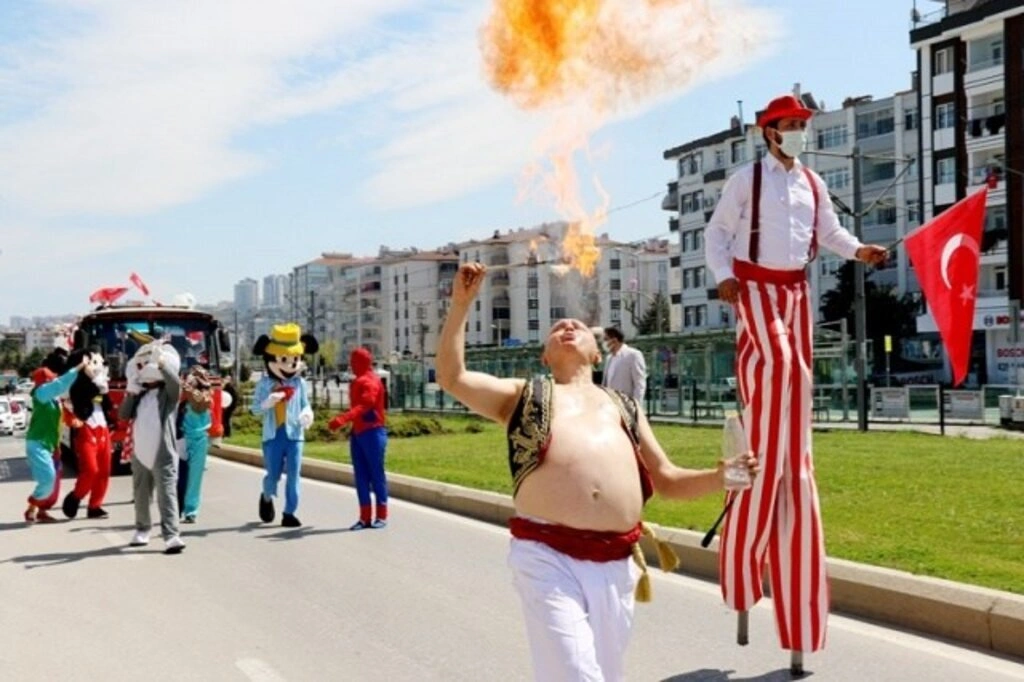 Atakum sokaklarında 23 Nisan sevinci, çocuklar balkonlardan kutladı - Resim 13