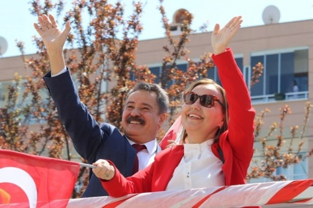 Atakum sokaklarında 23 Nisan sevinci, çocuklar balkonlardan kutladı - Resim 14