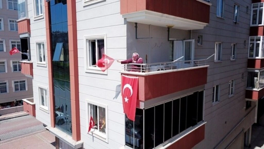 Atakum sokaklarında 23 Nisan sevinci, çocuklar balkonlardan kutladı - Resim 15