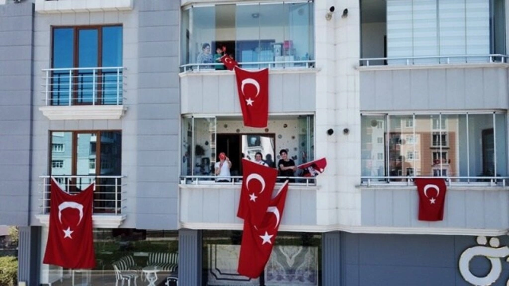 Atakum sokaklarında 23 Nisan sevinci, çocuklar balkonlardan kutladı - Resim 16