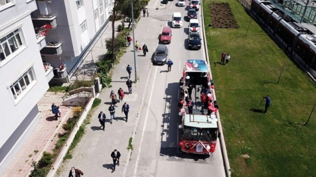 Atakum sokaklarında 23 Nisan sevinci, çocuklar balkonlardan kutladı - Resim 17